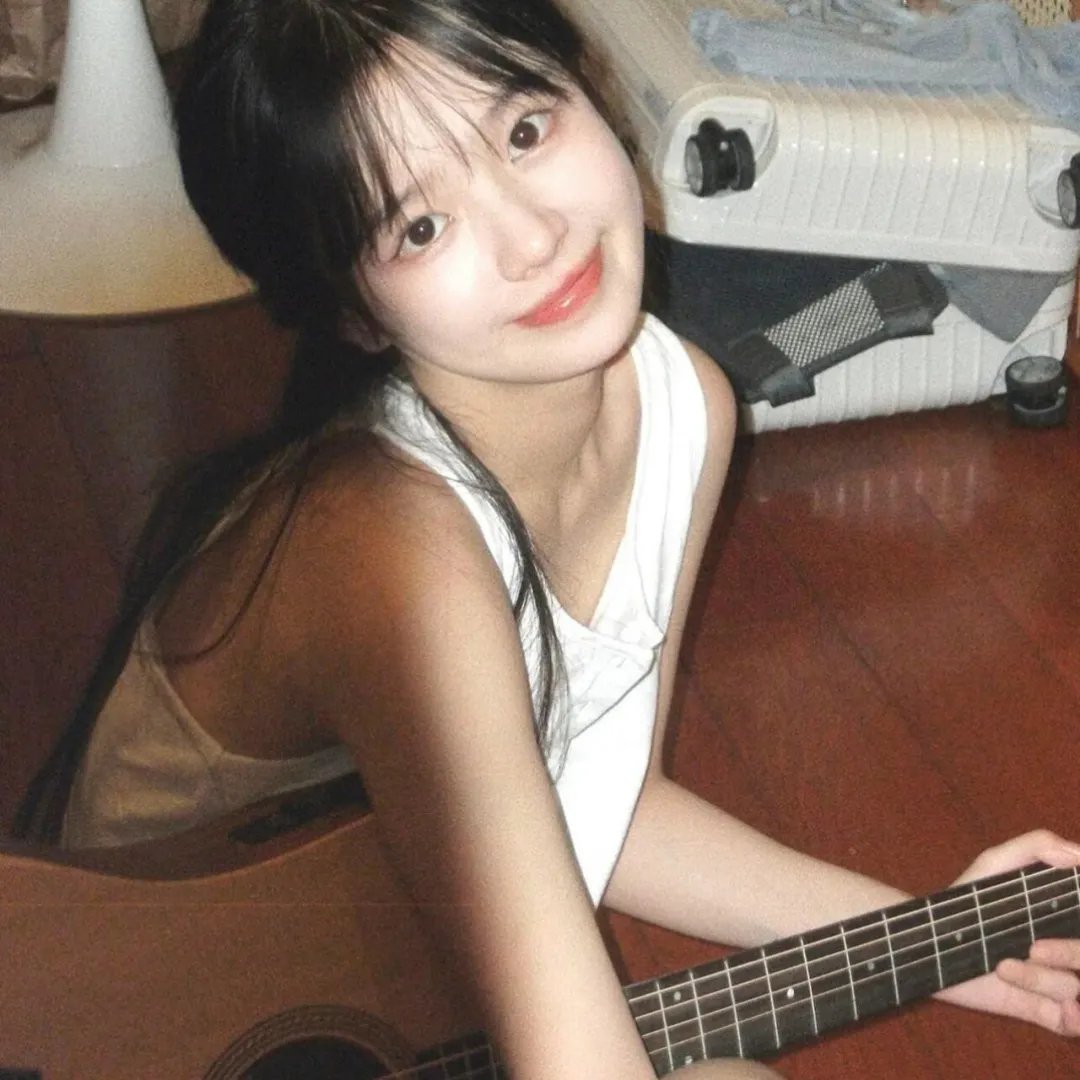 濠河边上的女人